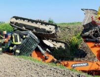 Santa Vittoria di Gualtieri, si ribalta in un fossato mentre guida un escavatore: ferito
