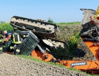Santa Vittoria di Gualtieri, si ribalta in un fossato mentre guida un escavatore: ferito