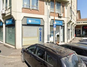 Reggio. Colpisce le vetrate della filiale di Banca Centro Emilia con un catenaccio di ferro: denunciato