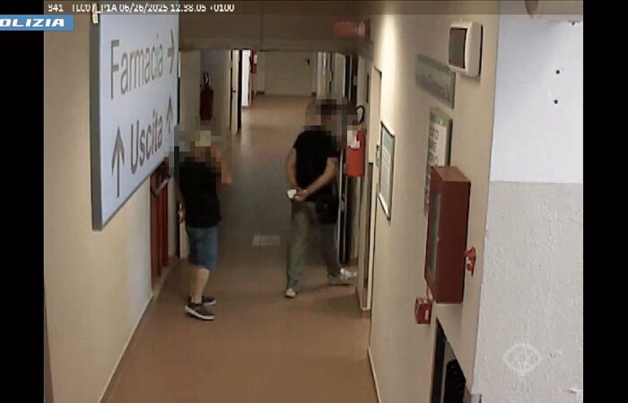 Furti di farmaci nei depositi Ausl di Reggio, bottino da due milioni di euro: sei arresti