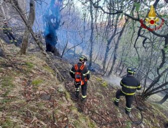 Incendio sull’Appennino bolognese, riprendono i lanci d’acqua sui focolai ancora attivi