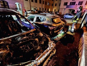 Cadelbosco Sopra, auto a fuoco in piena notte: non è esclusa la pista del dolo
