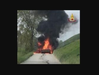 Castelnovo Sotto, trattore telescopico prende fuoco: distrutto dalle fiamme