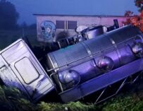 Tragico scontro tra un’autobotte e un’auto a Modena, tre morti e due feriti gravi