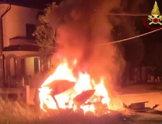 Incidente notturno a Reggiolo, auto si incendia dopo lo schianto: ferito il conducente