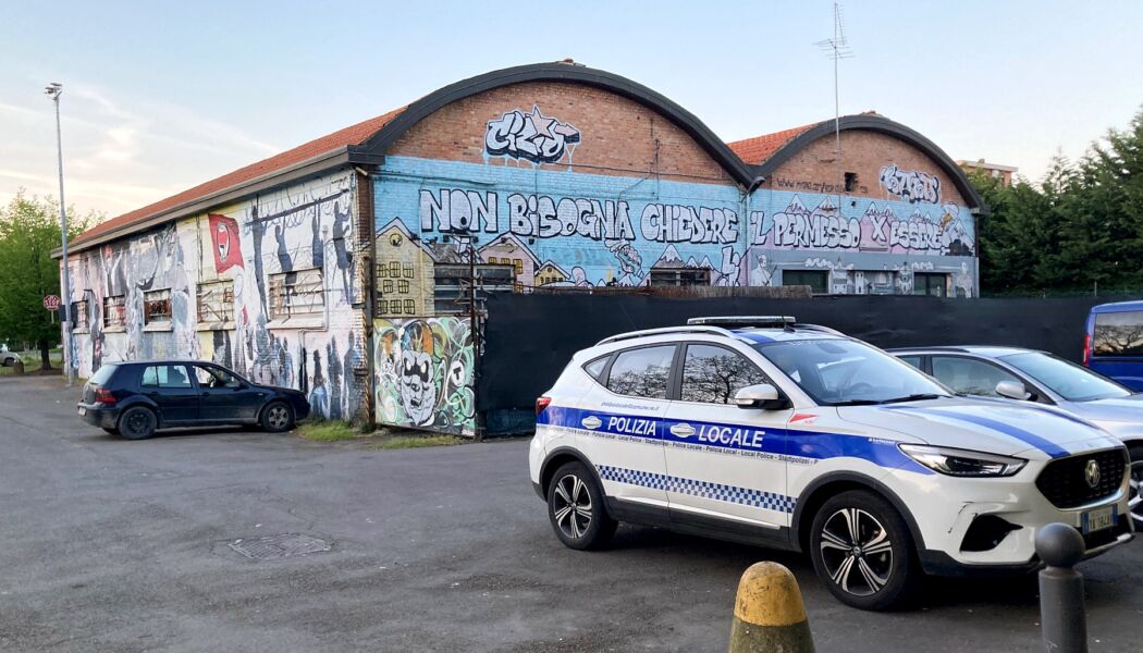 La Polizia locale davanti al Laboratorio AQ16 di Reggio Emilia