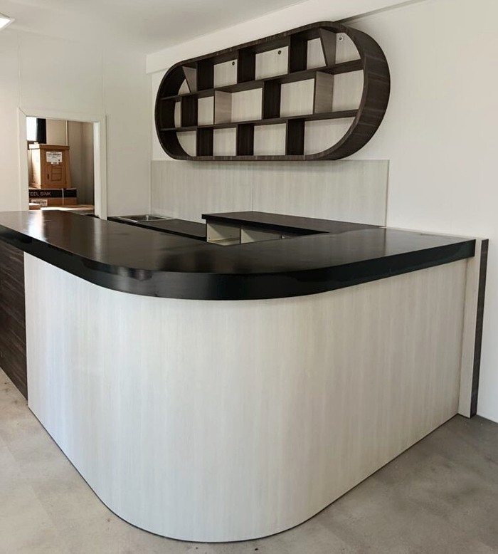 Il nuovo bancone del bar del parco delle Caprette di Reggio Emilia