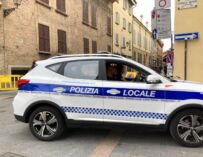 Reggio, fermato da una ragazza mentre forza il lucchetto di una bici: arrestato
