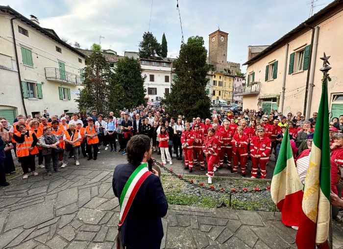 Discorso del sindaco di Castellarano Giorgio Zanni durante la rideposizione della corona di fiori vandalizzata