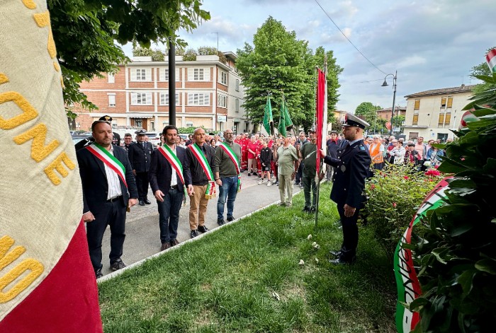 I sindaco dell'Unione dei Comuni Tresinaro Secchia durante la rideposizione della corona di fiori vandalizzata a Castellarano