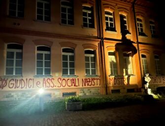 Comparse scritte choc nella notte a Bibbiano: “Giudici e assistenti sociali nazisti”