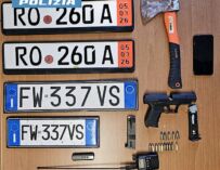 Ascia e pistola nella roulotte di un campo nomadi di Reggio: denunciati tre uomini