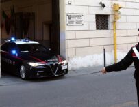 Reggio, scippata per strada da due giovani in monopattino: rubato collier in oro