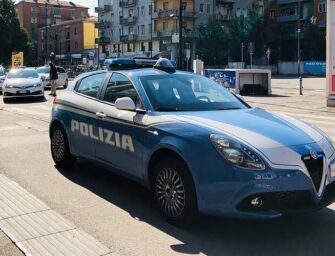 Reggio. Entra in un negozio, ruba soldi dalla cassa e poi scappa: trovato e denunciato