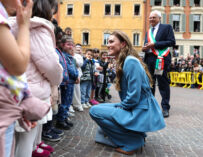 Il primo giorno di Kate a Reggio: i bambini in piazza, il Primo Tricolore, il Centro Malaguzzi