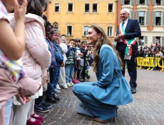Il primo giorno di Kate a Reggio: i bambini in piazza, il Primo Tricolore, il Centro Malaguzzi