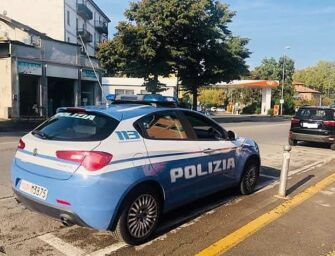 Reggio, rompe con un bastone i finestrini di un’auto in sosta per rubare: denunciato
