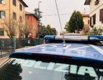 Reggio. Picchia la moglie, poi tenta di aggredire i poliziotti intervenuti per fermarlo