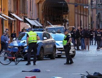 Auto sui passanti a Modena, l’uomo alla guida è accusato di strage e lesioni aggravate