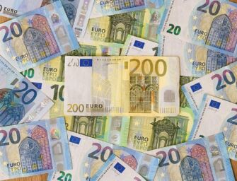 Casalgrande, cerca di pagare 200 euro di spesa con banconote false: denunciata