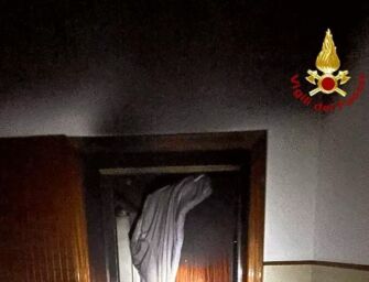 Incendio notturno in una palazzina di sei piani a Parma, dodici persone intossicate