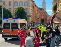 Modena, auto a tutta velocità falcia i passanti in via Emilia: ci sono feriti gravi