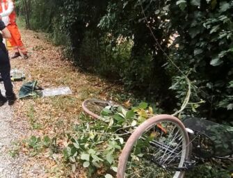 Albinea, uomo trovato morto a bordo strada: si è schiantato in bici contro un albero