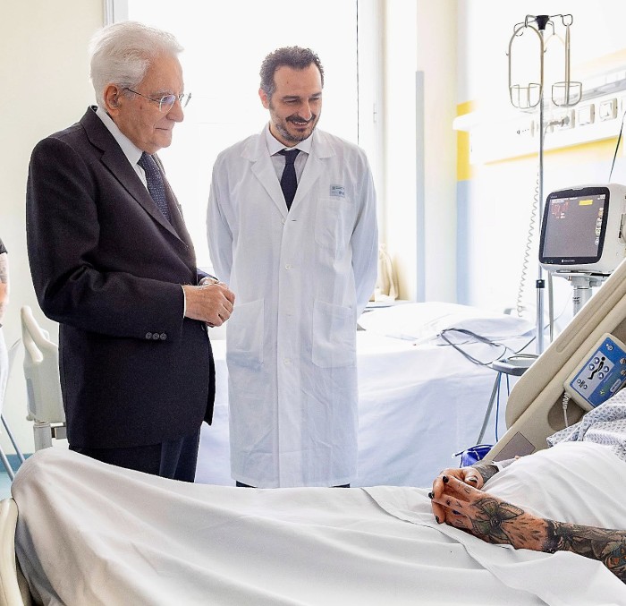 Il presidente della Repubblica Mattarella visita un ferito all'ospedale di Baggiovara