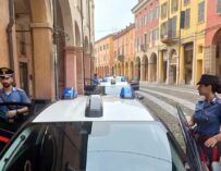 Rapinano sedicenne a Correggio e dopo 3 giorni evadono dai domiciliari: arrestati