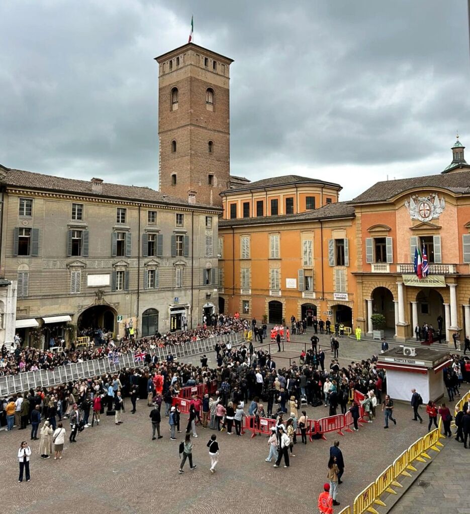 Le persone in attesa di Kate Middleton in piazza Prampolini a Reggio Emilia 