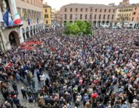 Piazza Grande gremita per “Modena Unita”, presidio per le vittime dell’auto sui passanti