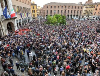 Piazza Grande gremita per “Modena Unita”, presidio per le vittime dell’auto sui passanti
