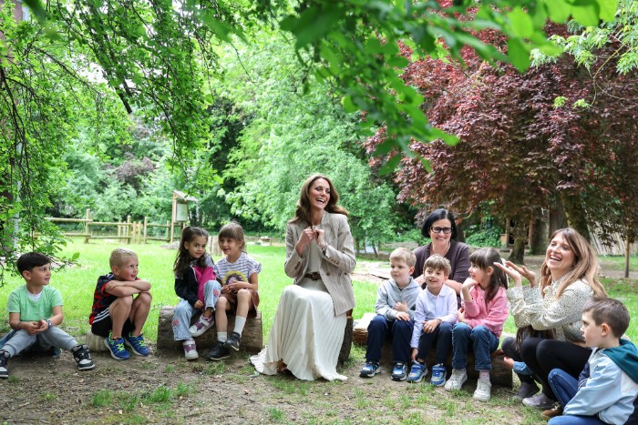 La principessa del Galles Kate Middleton tra i bambini al nido d'infanzia comunale Salvator Allende di Reggio Emilia - ph. Andrew Parsons / Kensington Palace