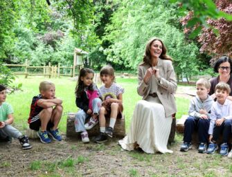 Reggio, Kate con i bimbi nella natura al nido Allende: “Vorrei che tutte le scuole del mondo fossero così”