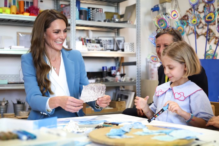 La principessa del Galles Kate Middleton in uno degli atelier della scuola comunale d'infanzia Anna Frank di Reggio Emilia - ph. Andrew Parsons / Kensington Palace