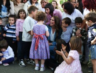 Kate a Reggio, i bambini chiedono alla principessa di tornare. Lei promette: “Sì, certo”
