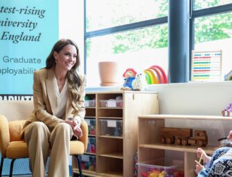 Dalla Sala Tricolore alle scuole, passando per Remida: l’itinerario di Kate a Reggio