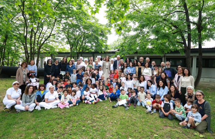 La principessa del Galles Kate Middleton e la foto di gruppo al nido d'infanzia comunale Salvator Allende di Reggio Emilia - ph. Andrew Parsons / Kensington Palace