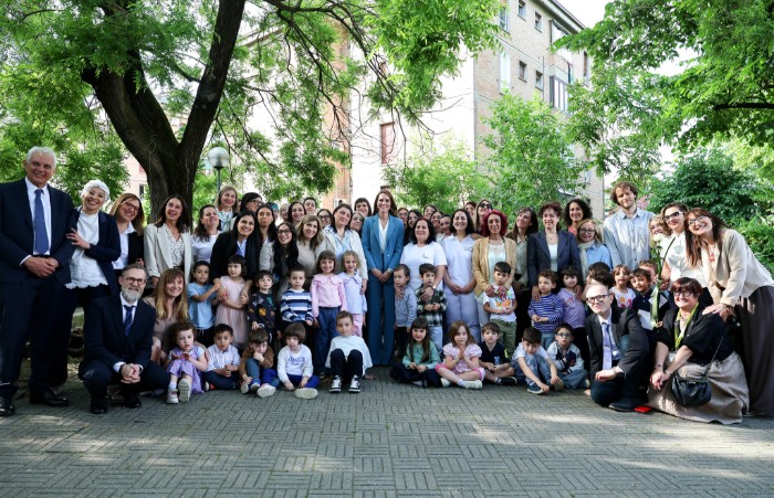 La principessa del Galles Kate Middleton nella foto di gruppo alla scuola comunale d'infanzia Anna Frank di Reggio Emilia - ph. Andrew Parsons / Kensington Palace