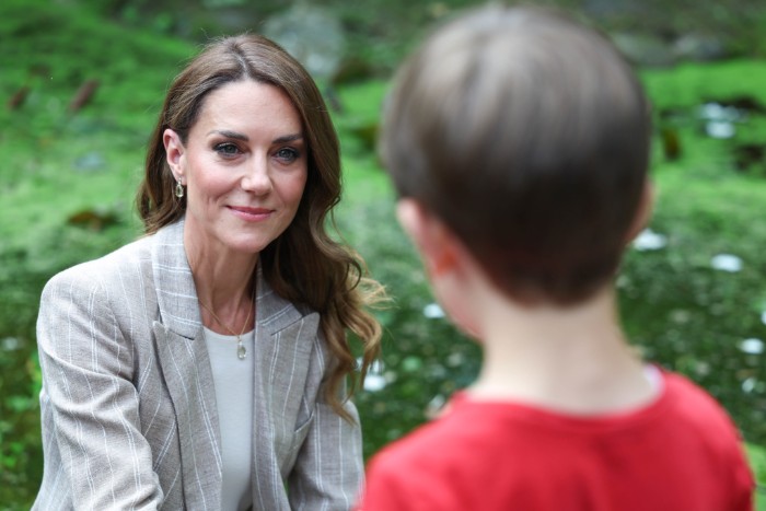 La principessa del Galles Kate Middleton ascolta un bambino al nido d'infanzia comunale Salvator Allende di Reggio Emilia - ph. Andrew Parsons / Kensington Palace
