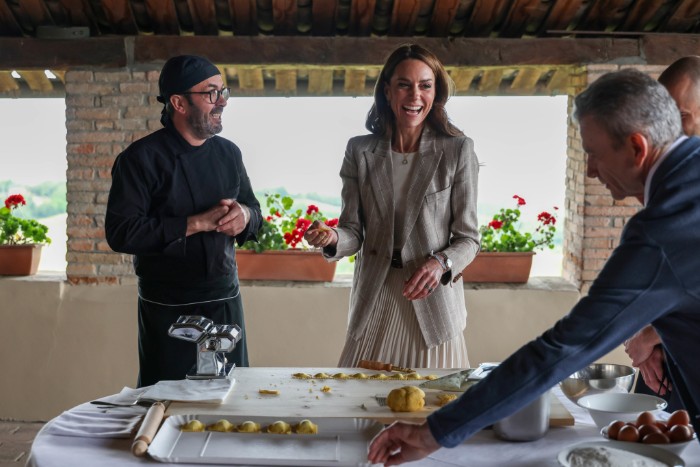 La principessa del Galles Kate Middleton impasta all'agriturismo Il Vigneto di Barbiano di Felino - ph. Andrew Parsons / Kensington Palace