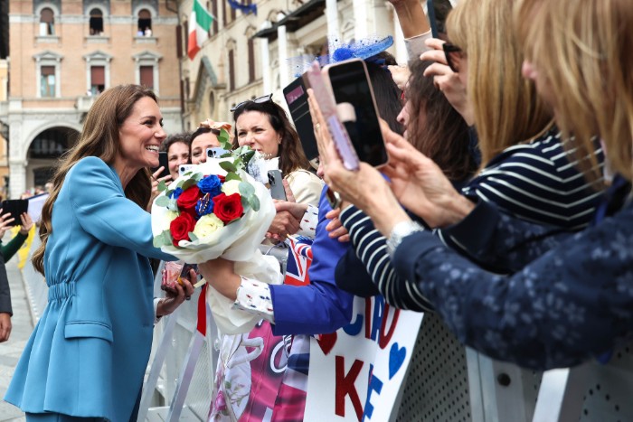 La principessa del Galles Kate Middleton saluta la folla in piazza Prampolini a Reggio Emilia - ph. Andrew Parsons / Kensington Palace