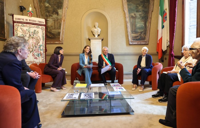 La principessa del Galles Kate Middleton in Sala Rossa in municipio a Reggio Emilia con il sindaco Marco Massari e l'assessora Marwa Mahmoud - ph. Andrew Parsons / Kensington Palace