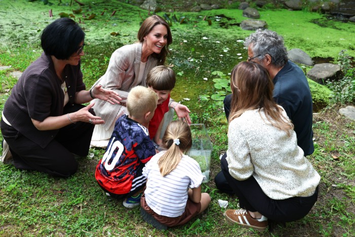 La principessa del Galles Kate Middleton nell'area verde del nido d'infanzia comunale Salvator Allende di Reggio Emilia - ph. Andrew Parsons / Kensington Palace