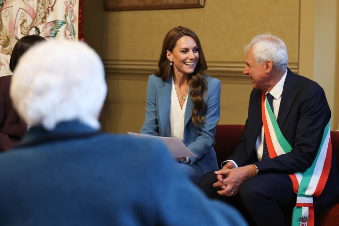 La principessa del Galles Kate Middleton in Sala Rossa in municipio a Reggio Emilia con il sindaco Marco Massari - ph. Andrew Parsons / Kensington Palace