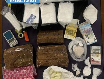 Reggio, in casa ha quasi due kg di eroina e cocaina e 13.000 euro in contanti: arrestato