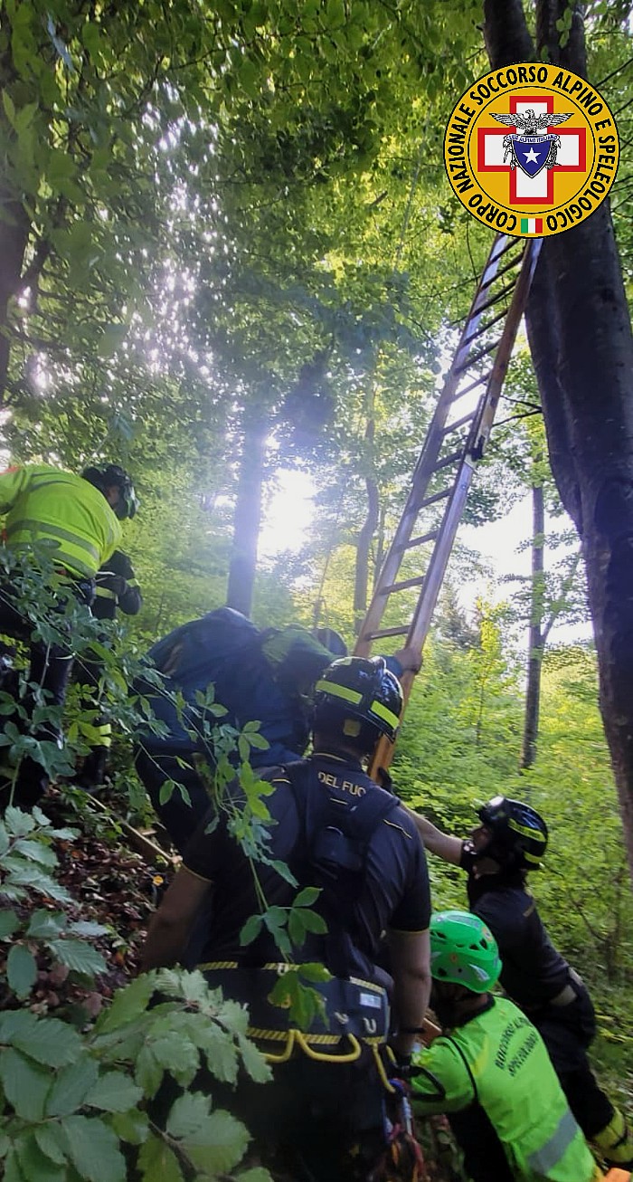 Intervento del Soccorso alpino a Tizzone (PR) per un deltaplano incastrato tra gli alberi