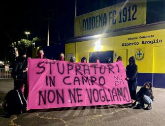 Calcio, striscione di Non Una di Meno contro Portanova prima del derby Modena-Reggiana