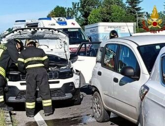 Tamponamento a catena tra quattro auto a Codemondo, ferite alcune persone