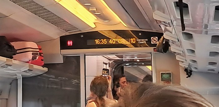 L'interno di uno dei vagoni del treno Italo fermo in provincia di Reggio Emilia
